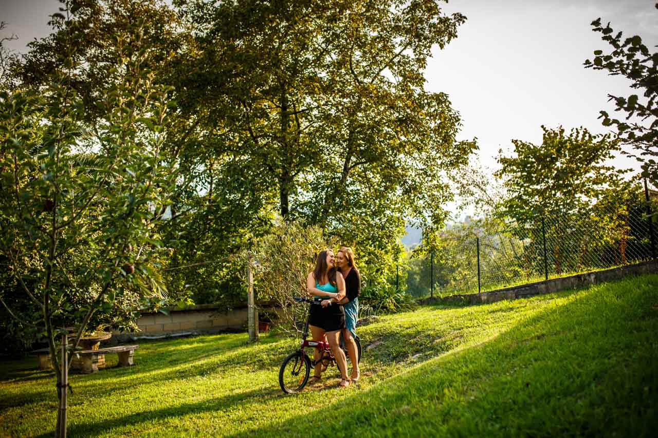 las novias dan un paseo en bicicleta en una preboda en oiartzun