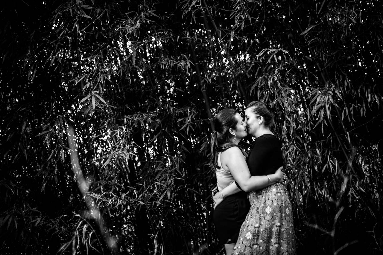 la pareja se besa en una preboda en oiartzun