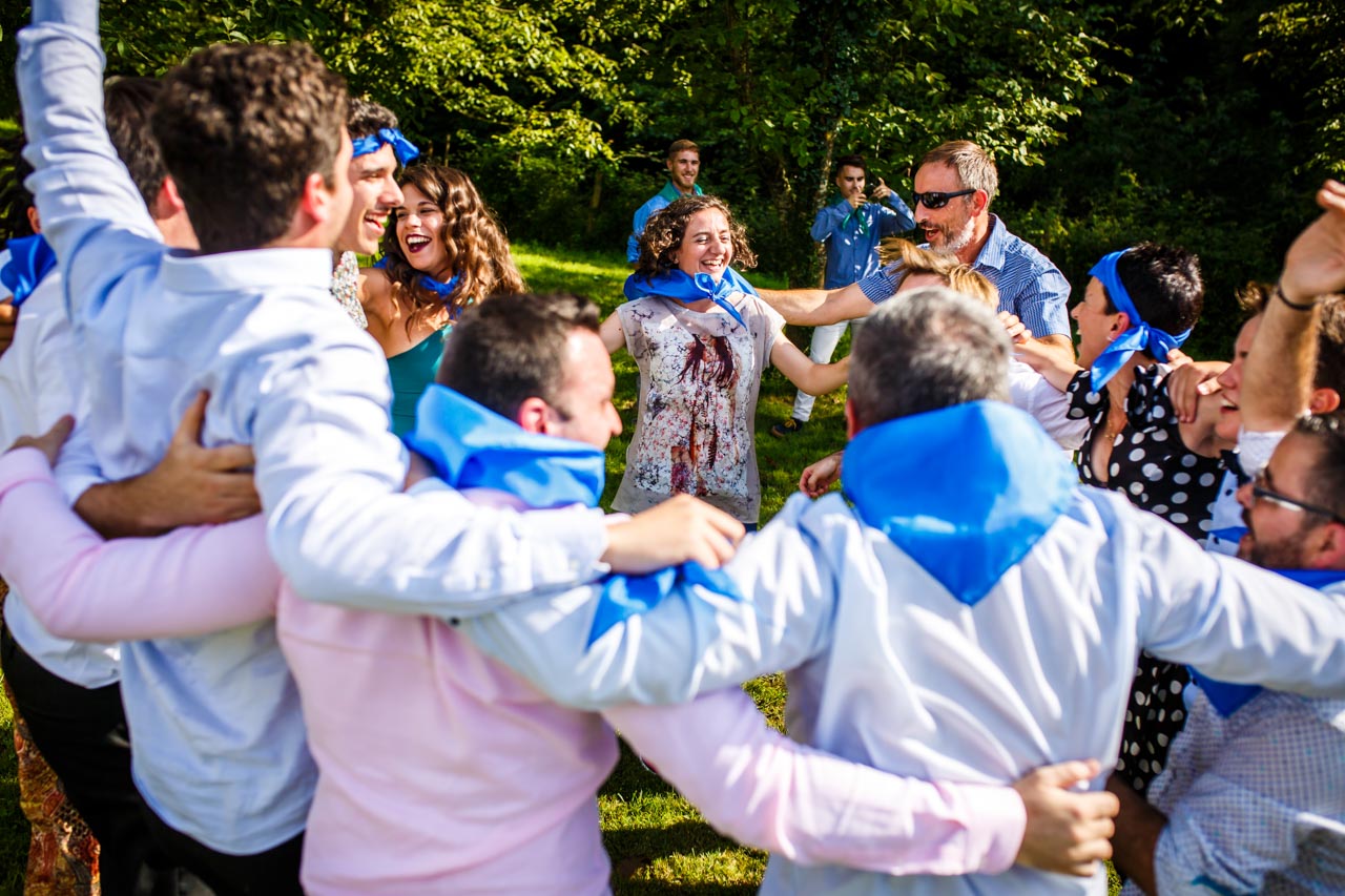 uno de los equipos celebrando la victoria en uno de los juegos en una boda en oiartzun