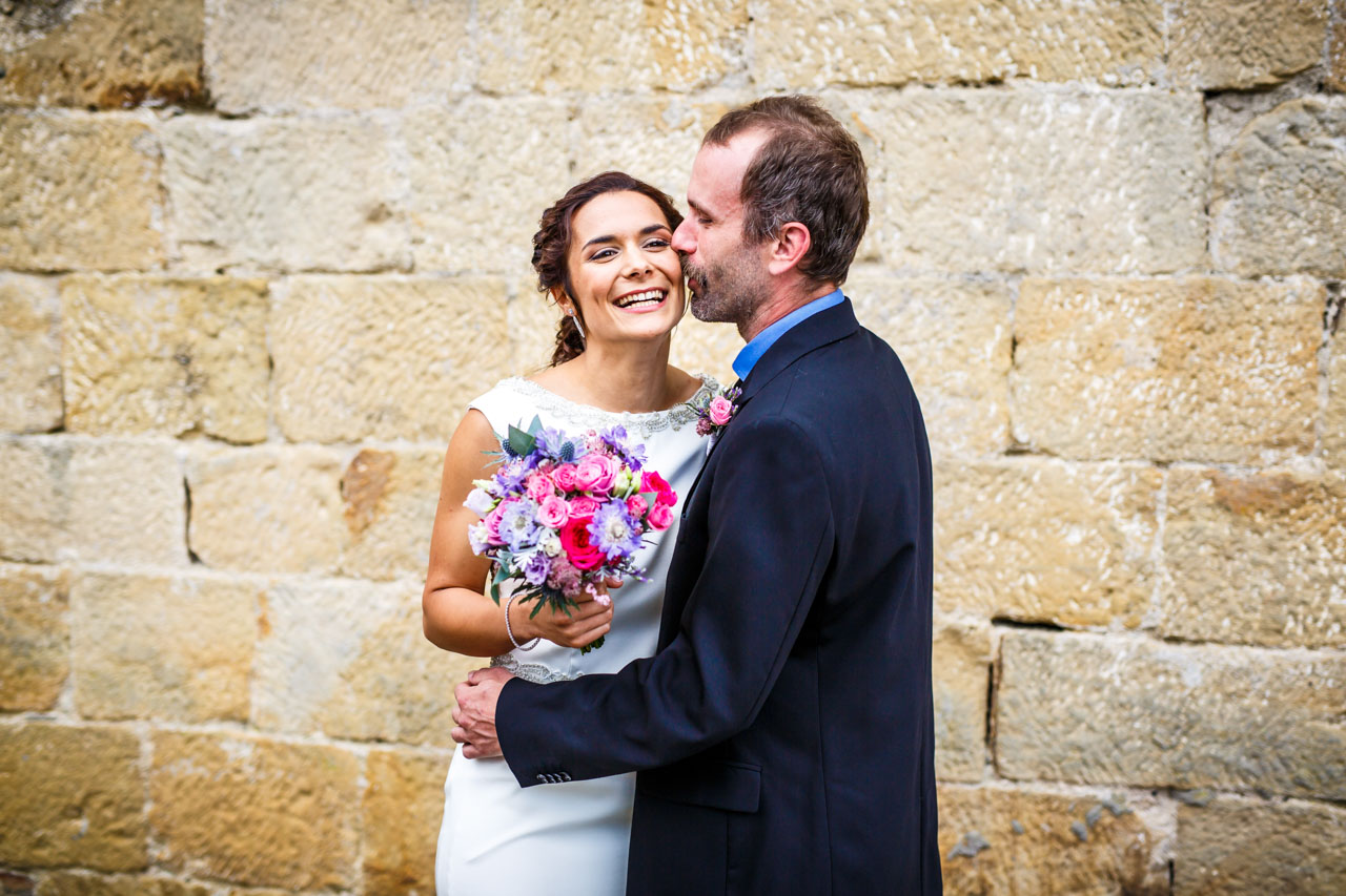 el novio besa por primera vez en el día a la novia en una boda en oiartzun