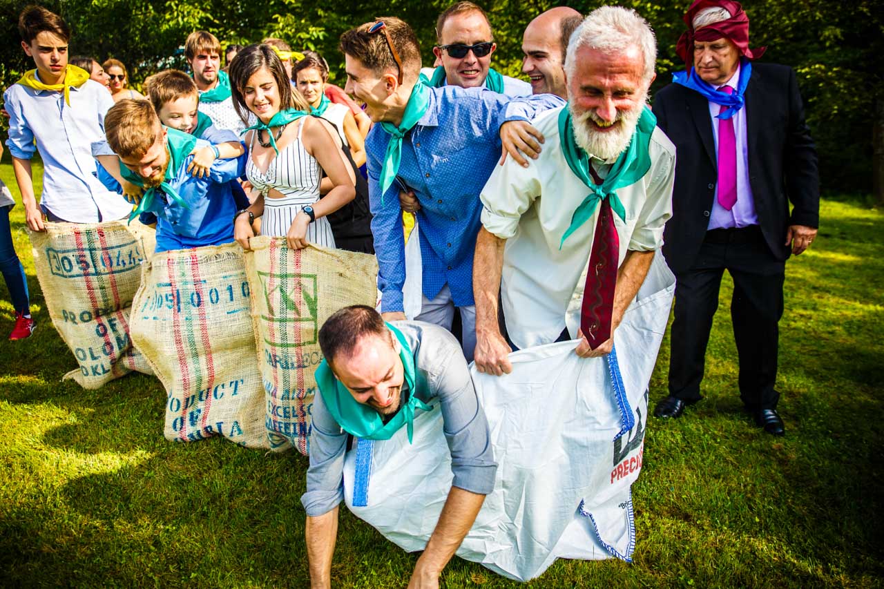 los invitados jugando a carreras de saco en una boda en oiartzun