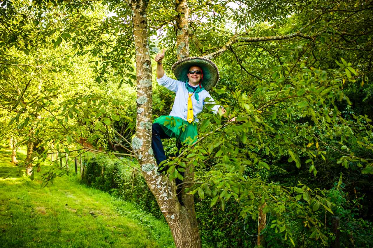 un invitado se sube a un árbol mientras juegan en una boda en oiartzun