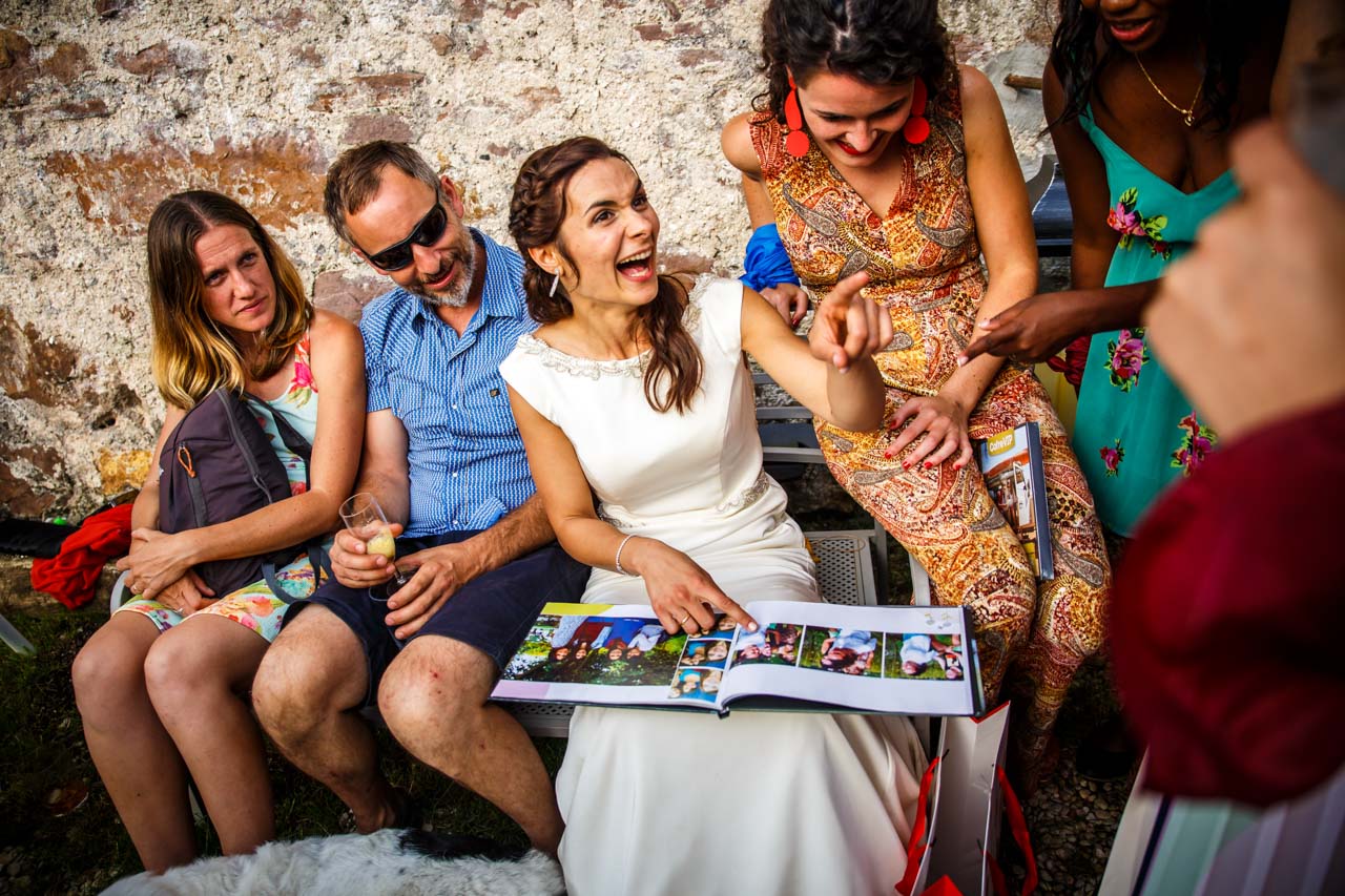 la novia se ríe mientras ven un álbum en una boda en oiatzun