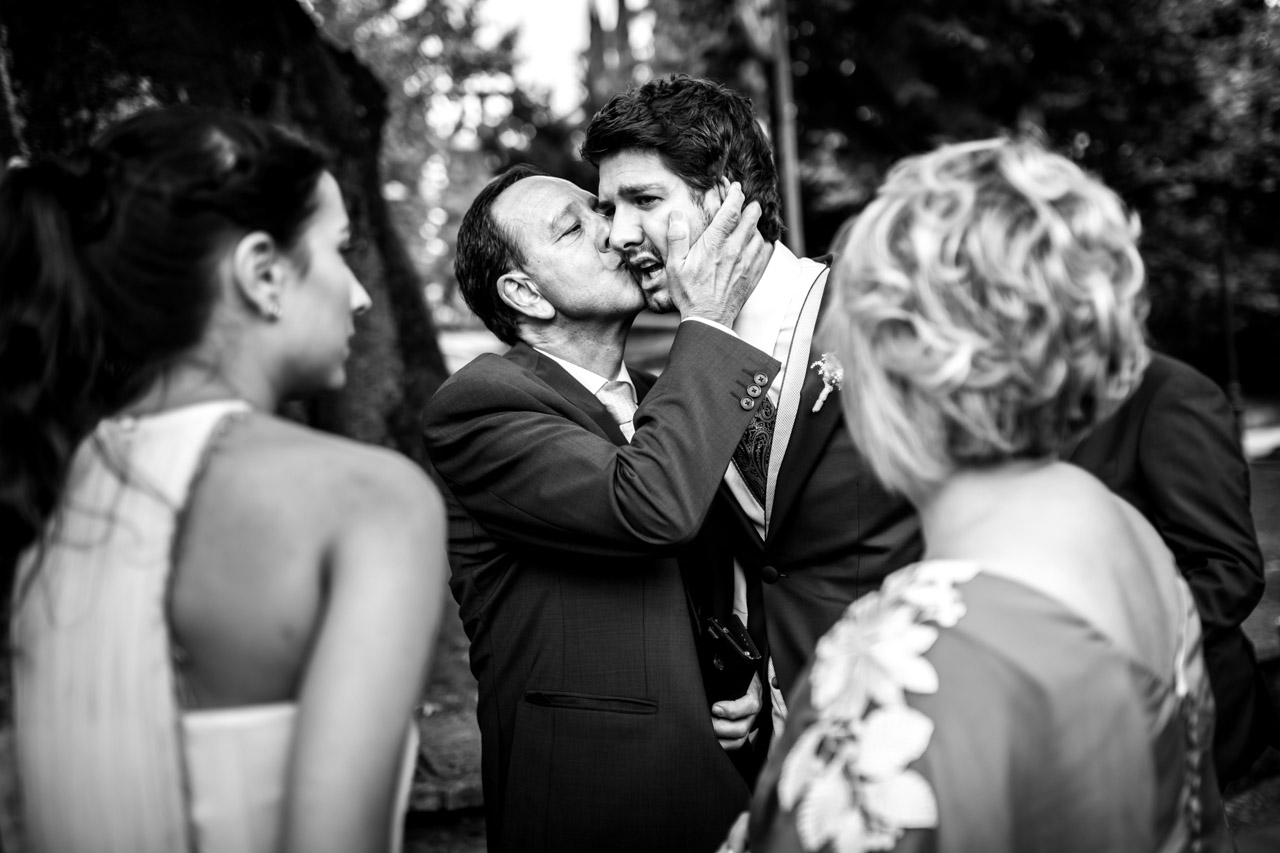 el padre besa al novio emocionados en una boda en irun