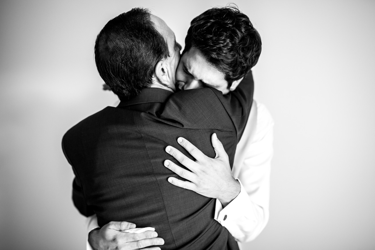 el padre abraza al novio mientras le ayuda a vestirse en una boda en irun