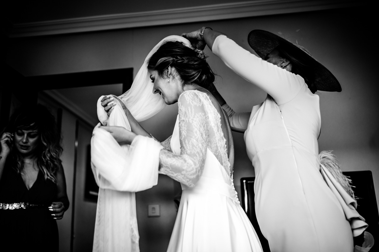 la madre le pone el velo a la novia en una boda en irun