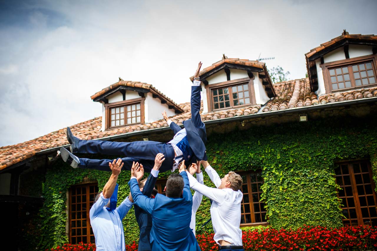los amigos mantean al novio en una boda en el real club golf de san sebastian