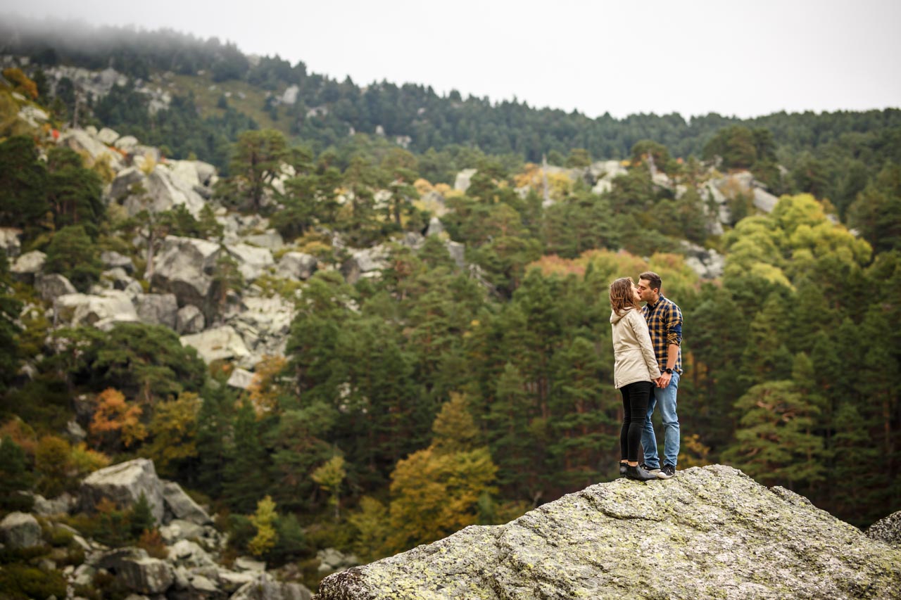 Los novios se besan en lo alto de una roca de la laguna negra en una preboda en Soria