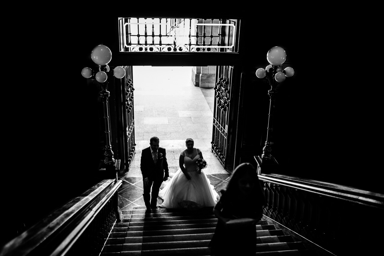 novia con padrino subiendo las escaleras del ayuntamiento de irun