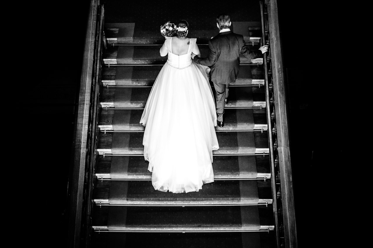novia con padrino subiendo las escaleras del ayuntamiento de irun