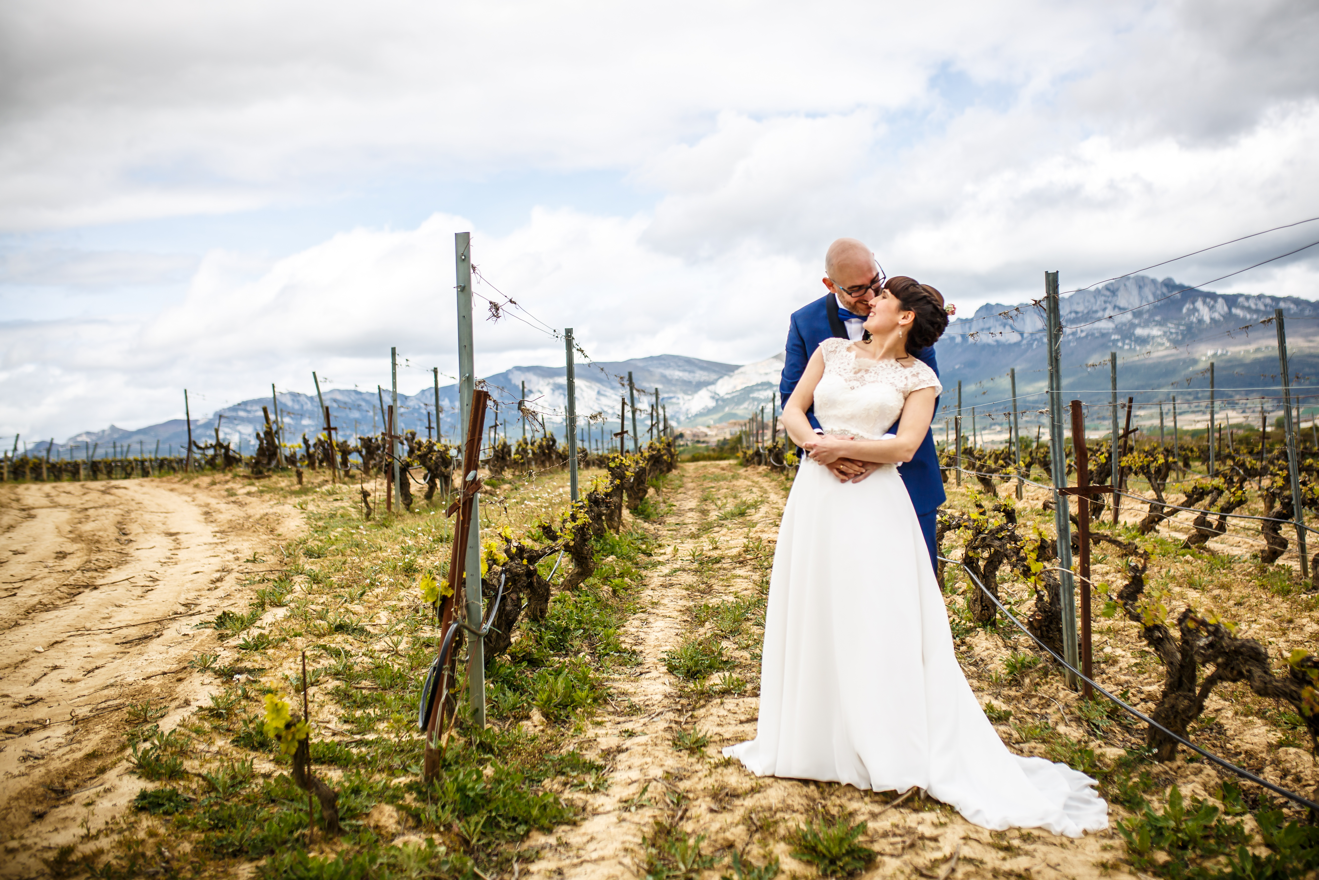 el novio abraza a la novia entre viñedos en una boda en laguardia