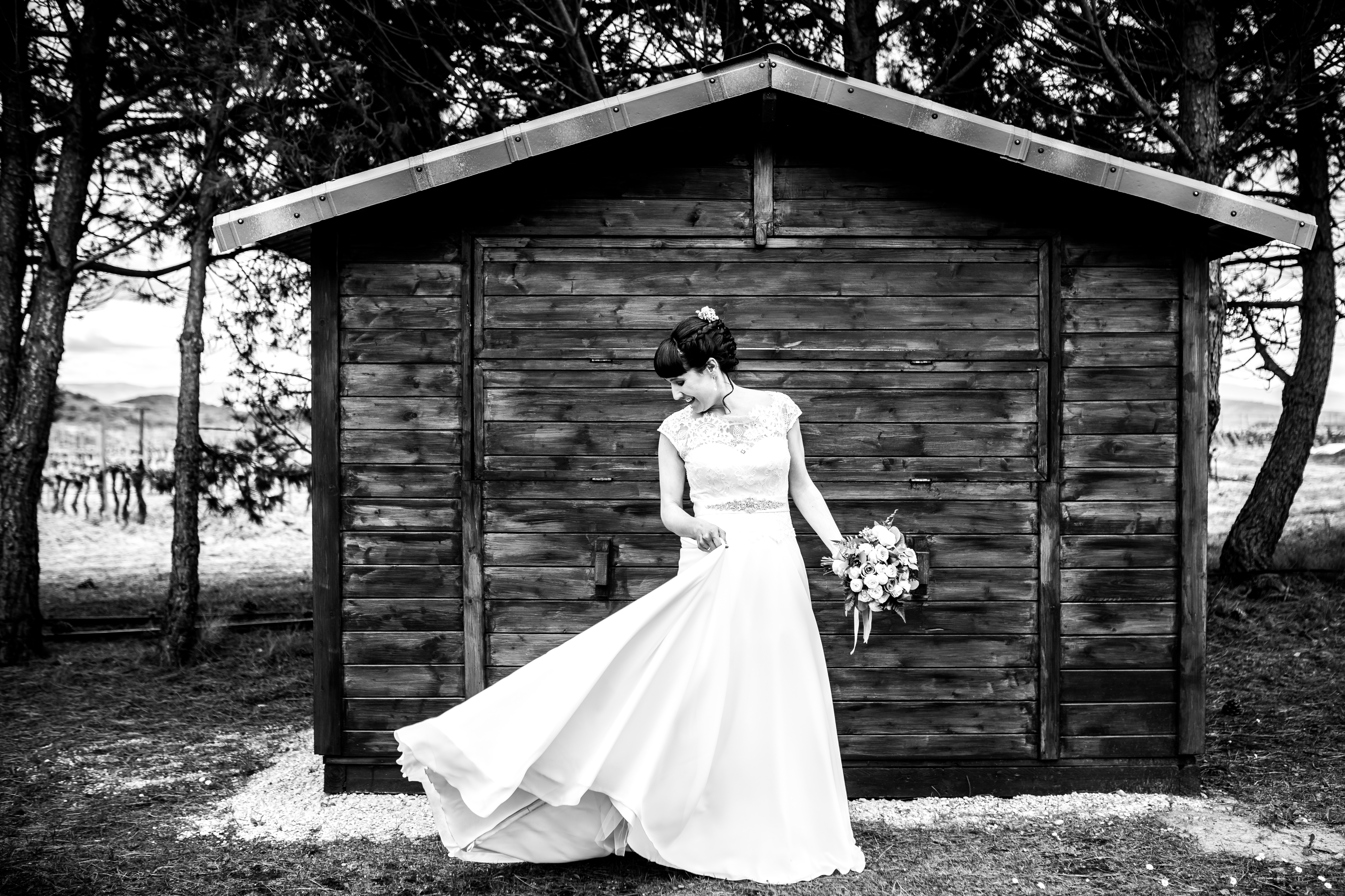 la novia se coloca la falda durante el reportaje en una boda en laguardia