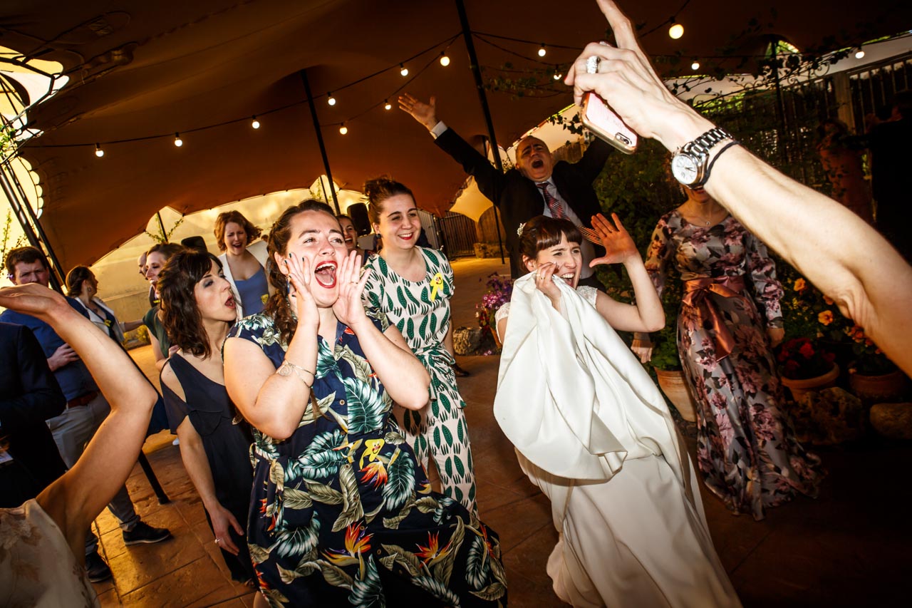 las amigas de la novia y la novia cantando a gritos en una boda en laguardia
