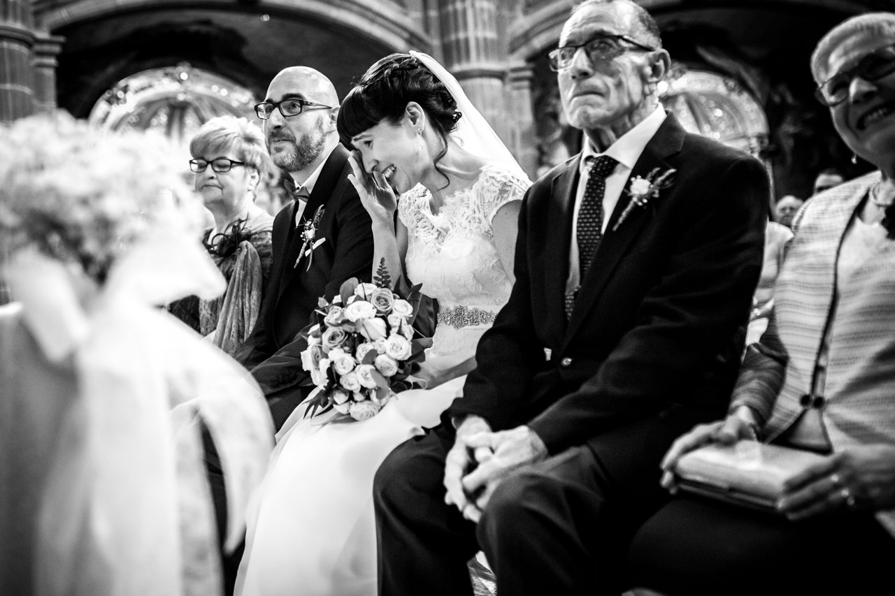 la novia se emociona durante la ceremonia en una boda en laguardia