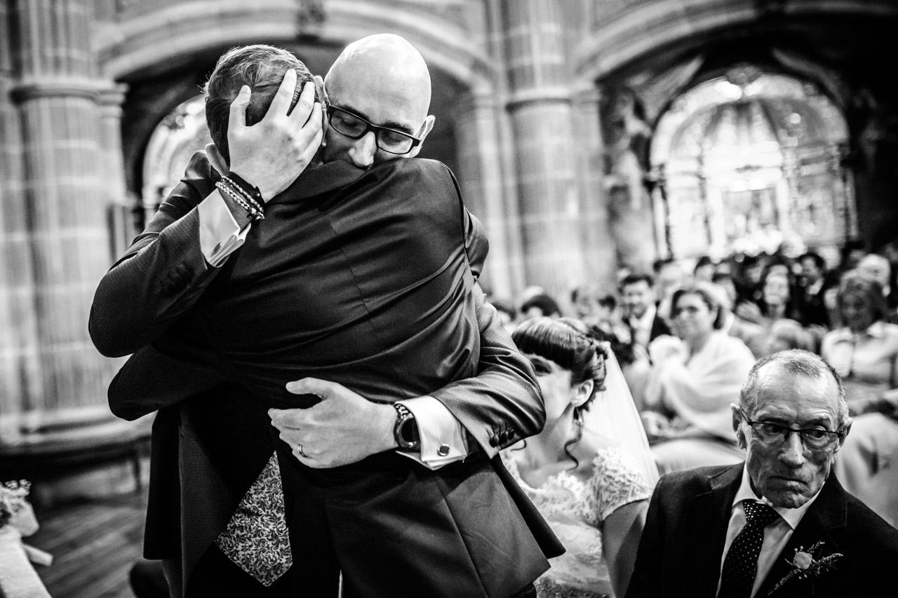 el novio abraza a un amigo tras leer durante la ceremonia en una boda en laguardia