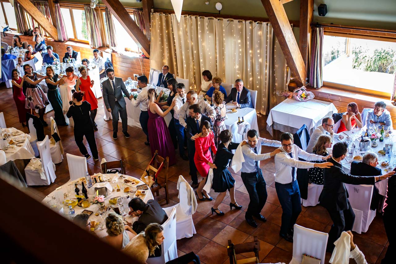 los invitados de la boda bailan una conga en mitad del banquete en una boda en laguardia