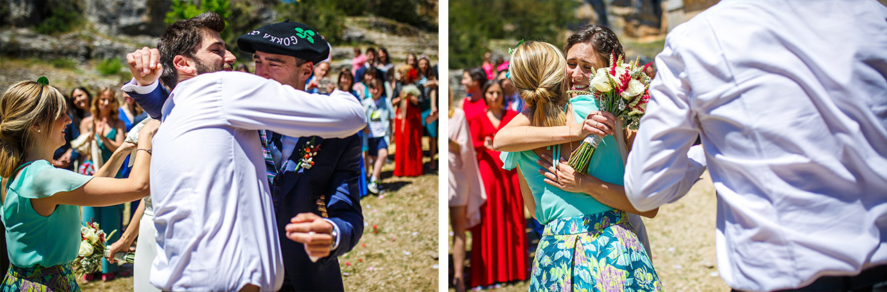 los novios abrazan a sus amigos después de que les bailen en una boda en soria