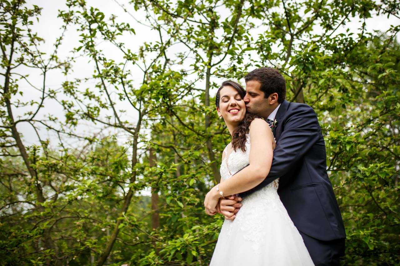 el novio besa a la novia durante el reportaje en una boda en bekoerrota