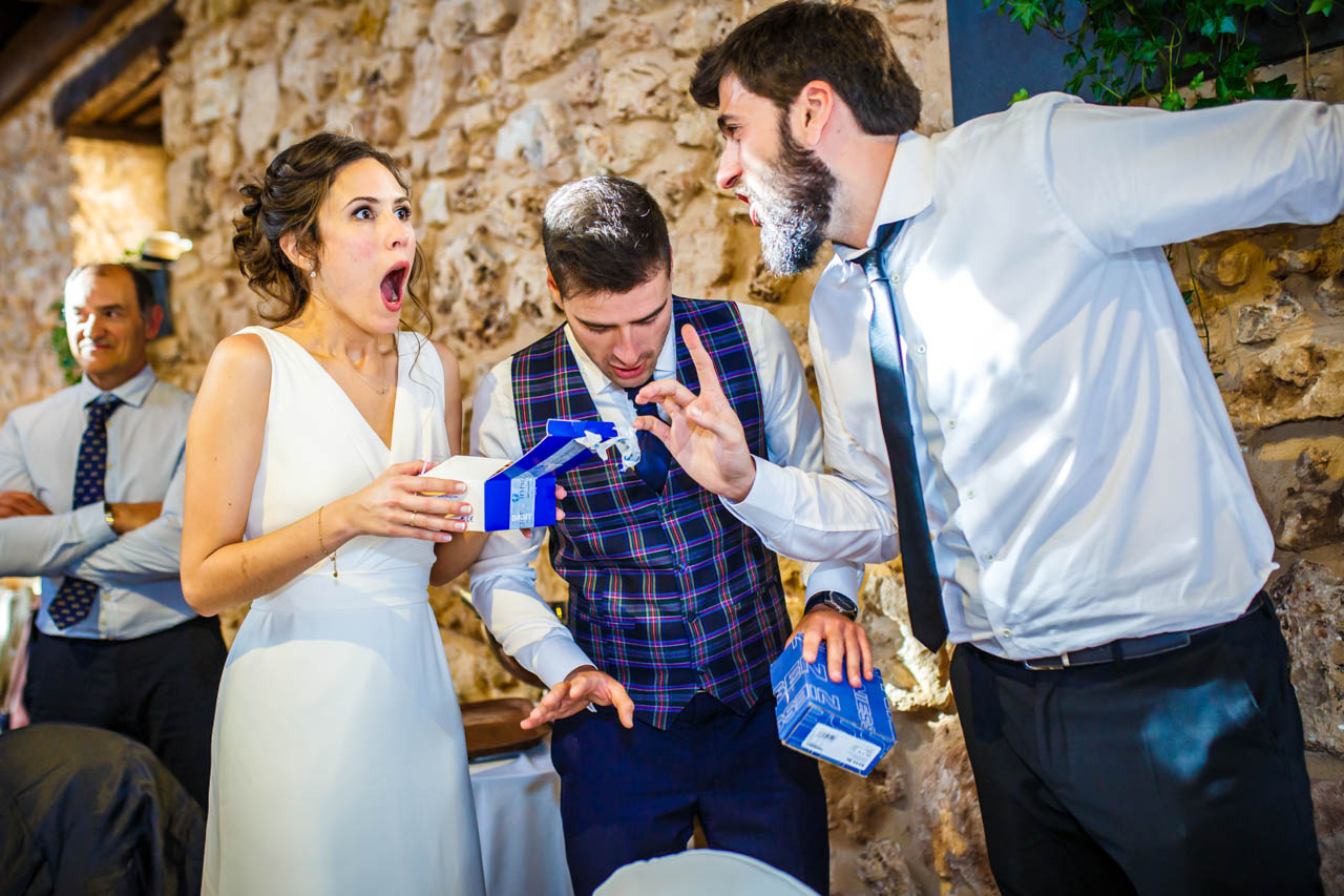 reacción de la novia al recibir el regalo de los amigos del novio en una boda en soria