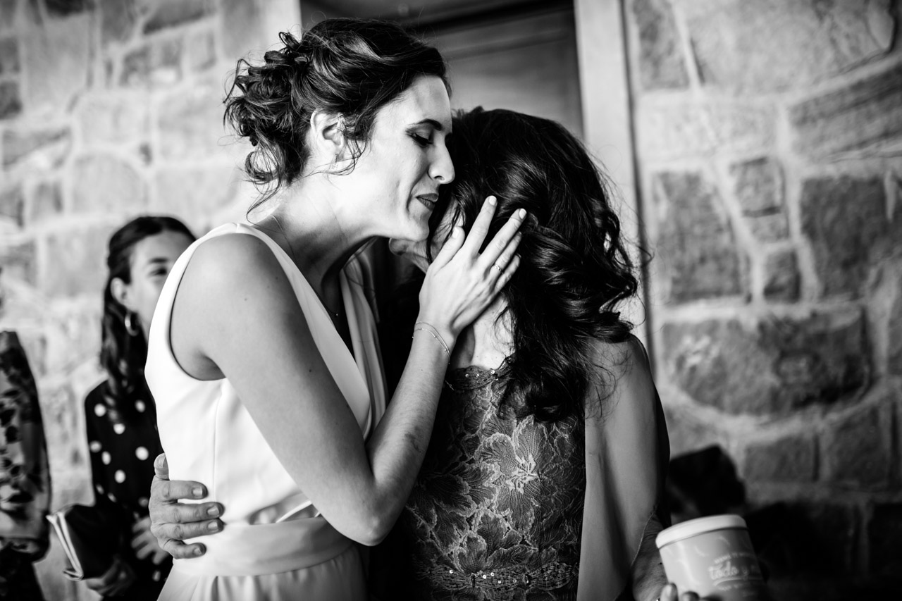 la novia abraza y besa a su madre en una boda en soria